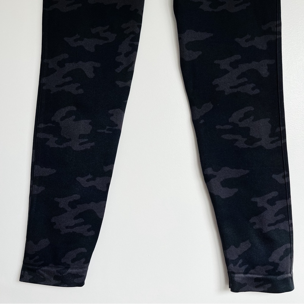 Spanx Look At Me Now Seamless Leggings Black Camo Women’s Large - Picture 7 of 12